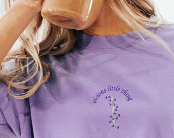 Vicious Little Thing Gesticktes Komfort Farben TShirt, Fantasy Romance Serie Geschenke für Buchliebhaber