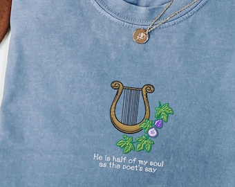 Camiseta bordada Comfort Colors® "Él es la mitad de mi alma", camisa de Aquiles, regalo literario de mitología griega, Patroclo y Aquiles, literatura LGBTQ