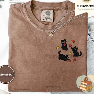 Camiseta bordada de gatos negros y hojas de otoño, linda camiseta de gato otoñal, camiseta cómoda y acogedora de Halloween.