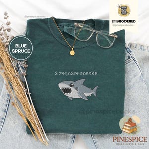 Jag behöver snacks haj t-shirt, rolig broderad haj t-shirt, komfortfärger 1717, djärv djurtröja, snackälskare present