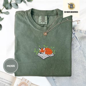 Geborduurd T-shirt vos op een boek, gezellige lezer herfstcadeaus, leesgrage Comfort Colors®-shirt, cadeaus voor lezers bibliothecarissen, natuur-T-shirt