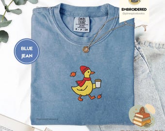 Jesienna koszulka z kaczką i kawą, haftowana jesienna koszulka, przytulny jesienny T-shirt z kaczką, komfortowe kolory 1717, urocza jesienna koszulka z liśćmi, prezent z kaczką PSL