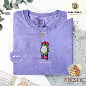 Dagnabbit Cowboy Frog Stickhemd, Pinkes Cowboystiefel-T-Shirt, Lustiges Comfort Colors Shirt Violet