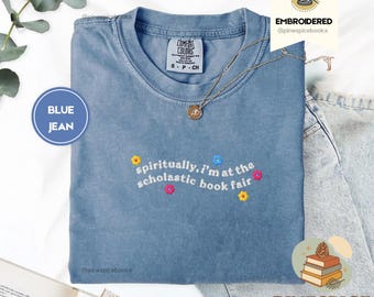 Camiseta "Espiritualmente estoy en la Feria del Libro Scholastic", camiseta bordada, Comfort Colors 1717, camiseta de nostalgia literaria, regalo para el lector