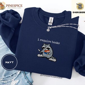 Moletom "I Require Books" (Preciso de Livros), Moletom com Gola Redonda Bordado de Guaxinim Caótico Leitor, Presente Divertido para Amantes de Livros