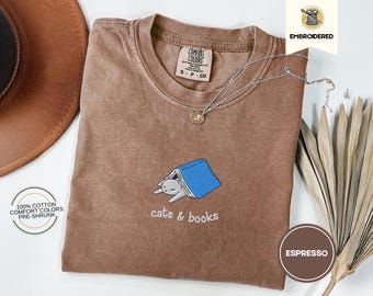 Camiseta Comfort Colors® de gatos y libros, camiseta para amantes de los libros, camiseta para amantes de los libros, camiseta para lectores, regalo para amantes de los gatos, regalo para amantes de los libros, camiseta para bibliotecarios