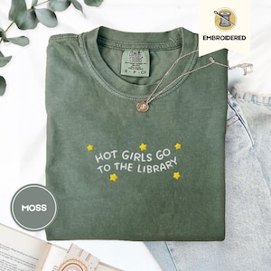Filles sexy vont à la bibliothèque | -shirt livre brodé | Couleurs confort 1717 | Cadeau livresques | T-shirt esthétique Reader Coquette