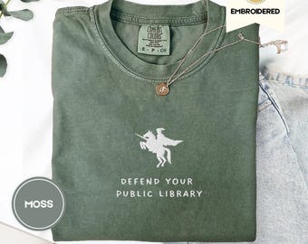 Verdedig je openbare bibliotheek geborduurd T-shirt – Comfort Colors® leesgrage shirt, bibliothecaris cadeau, lees verboden boeken, T-shirt literair activisme