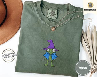 ウィザードフロッグ刺繍入りコンフォートカラーズ®シャツ - 心地よいコテージコアファンタジーフロッグTシャツ、マジックヒキガエルシャツ、本好きの気まぐれなギフト、ダンジョンズ＆ドラゴンズDMギフト