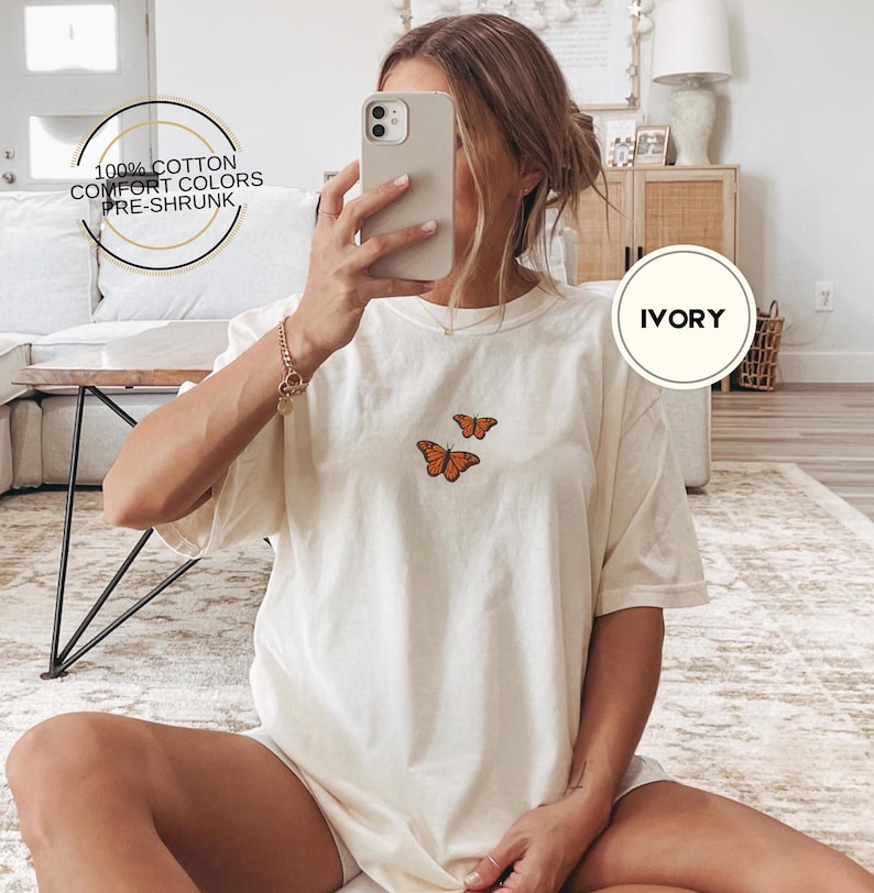 Schmetterling Komfort Farben T-Shirt, gesticktes Schmetterling Shirt, minimalistisches T-Shirt, gesticktes T-Shirt, besticktes Hemd, individuelles Hemd, Retro Hemd Bild 1