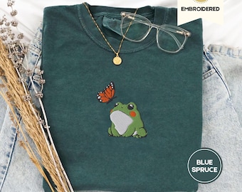 T-shirt met geborduurde kikker en vlinder – Comfort Colors® schattig Cottagecore Nature-shirt