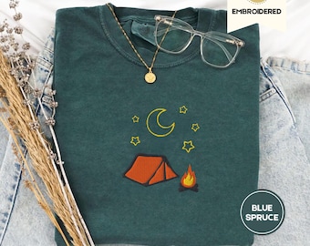 Geborduurd camping-T-shirt – Comfort Colors® Nature-shirt, gezellig wandelcadeau voor buiten, esthetisch kampvuur-T-shirt voor avonturiers