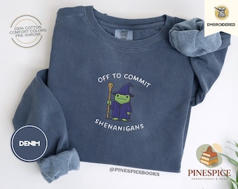 Off to Commit Shenanigans Sweatshirt, Wizard Frog DnD-shirt, grappige fantasie ronde hals, geborduurde comfortkleuren 1566