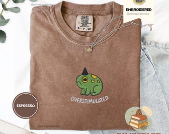 Camiseta de rana sobreestimulada, divertida camiseta bordada de rana, colores cómodos 1717, camiseta de rana estilo cottagecore, regalo para introvertidos, batería baja