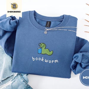 Gestickter Bücherwurm Rundhalsausschnitt, gemütliches Lese-Sweatshirt, Herbst-Geschenke, Gildan 18000