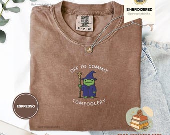 「おふざけに出かけよう」Tシャツ、魔法使いカエル刺繍Tシャツ、面白いD&D RPGシャツ、コンフォートカラーズTシャツ