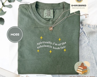 Camiseta "Espiritualmente estoy en la Feria del Libro Scholastic", camiseta bordada, Comfort Colors 1717, camiseta de nostalgia literaria, regalo para el lector