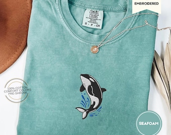 Camiseta Orca Splash Bordada Comfort Colors®: Linda camiseta de ballena para el verano, playera de animales marinos, vaquera costera, con ambiente del Pacífico