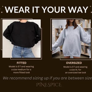 K&ouml;nnte beinhalten: Das Bild zeigt zwei Sweatshirts, eines in Schwarz und eines in Grau, die einen figurbetonten und einen &uuml;bergro&szlig;en Stil zeigen. Der Text "WEAR IT YOUR WAY" steht oben. Der Text empfiehlt, bei Zwischengr&ouml;&szlig;en eine Nummer gr&ouml;&szlig;er zu w&auml;hlen. Die Marke ist PINESPICE.