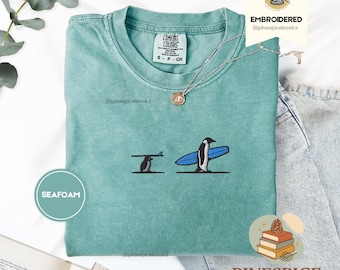 Penguins Surfing Shirt, süßes besticktes Pinguin T-Shirt, Comfort Colors 1717