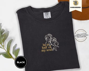 Camiseta bordada Comfort Colors® "Él es la mitad de mi alma", camiseta de la canción de Aquiles, regalo literario de mitología griega, camiseta de Patroclo y Aquiles