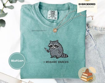 Ich benötige Snacks T-Shirt, besticktes Waschbär T-Shirt, lustiges Komfort Farben T-Shirt, Snack-Liebhaber Geschenk, chaotische CC1717 gemütliches Shirt, seltsamer Kern