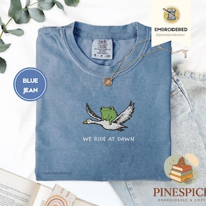 Camiseta "Cabalgamos al amanecer", divertida camiseta de rana y ganso, colores cómodos bordados 1717, camiseta de animales caóticos, regalo de jugador caprichoso