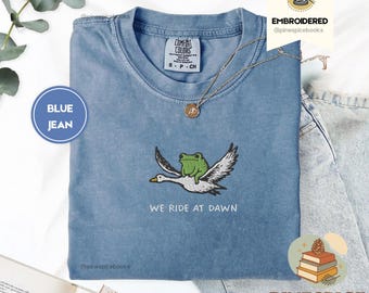 We Ride at Dawn T-shirt, grappig T-shirt met kikker en gans, geborduurde comfortkleuren 1717, chaotisch dierenshirt, grappig gamercadeau