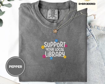 Unterstützen Sie Ihre lokale Bibliothek Shirt | Gesticktes Buch-T-Shirt | Wohlfühlfarben 1717 | Literarisches Geschenk | Bibliothek-Liebhaber-T-Shirt | Gemütliches Leser Shirt