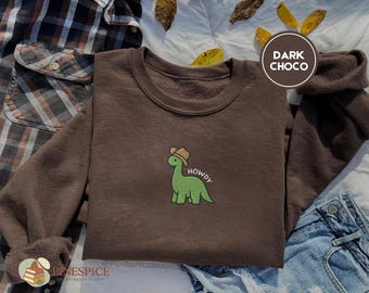 Bluza z nadrukiem „Howdy Dinosaur”, uroczy haftowany okrągły dekolt z dinozaurem, Gildan 18000, wygodna koszula z motywem westernu z dinozaurem, zabawny prezent z dinozaurem kowbojskim