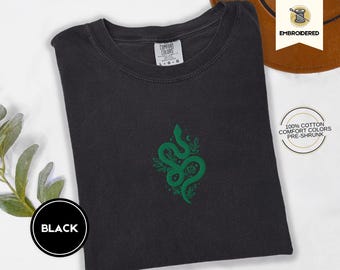Gefesselte Schlange Besticktes Comfort Farben Shirt, Gefesselter Fanfisch Merch, Magier Dramione, Runes Hohes Reeve Witchy TShirt, Hexenschlange Slythe