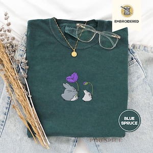 Camiseta con colores cómodos® bordados de espíritus del bosque y flores: una camisa caprichosa inspirada en la naturaleza, con una acogedora estética de anime cottagecore.