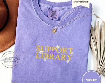 Unterstützen Sie die Bibliothek mit Gänseblümchen bestickten T-Shirt - Comfort Colors® Bookish Shirt, Bibliothekar Geschenk, Floral Reader Tee, Cottagecore Buchliebhaber