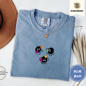 Sprites gezellig geborduurd Comfort Colors®-T-shirt – studio-geïnspireerd Cottagecore-T-shirt, schattig anime-esthetisch shirt, gezellig herfstcadeau