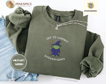 Off to Commit Shenanigans Sweatshirt, Zauberer Frosch DnD Shirt, lustiges Fantasy Rundhalsausschnitt, bestickt Gildan 18000, Nerd Geschenk