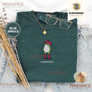 Dagnabbit Cowboy Frog Stickhemd, Pinkes Cowboystiefel-T-Shirt, Lustiges Comfort Colors Shirt Blue Spruce