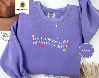 Sudadera "Estoy espiritualmente en la Feria del Libro Scholastic", colores bordados 1566, regalo para amantes de los libros, suéter acogedor para lectores.