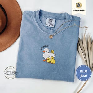 ママダックとダックリングの刺繍入りコンフォートカラーズ®Tシャツ、かわいいコテージコアダックシャツ、自然愛好家への心温まるギフト、心地よい春の動物Tシャツ