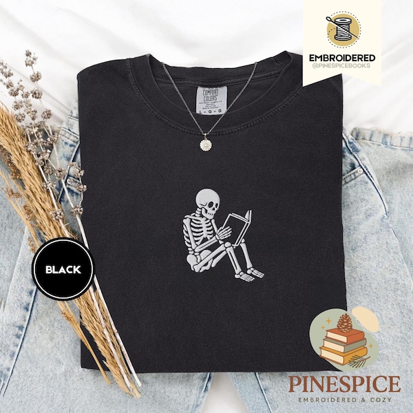 Camiseta con esqueleto leyendo un libro, camiseta con esqueleto bordado con café, camiseta espeluznante para amantes de los libros, camiseta con colores cómodos 1717 con vibraciones de otoño, cesta de abucheos