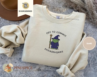 Off to Commit Shenanigans Sweatshirt, Zauberer Frosch DnD Shirt, lustiges Fantasy Rundhalsausschnitt, bestickt Gildan 18000, Nerd Geschenk