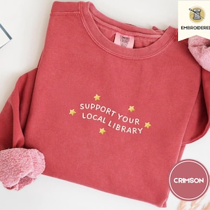Stöd ditt lokala bibliotek broderad tröja i komfortfärger, bibliotekarie i offentliga resurser engelsklärare läsare gåva för bokälskare