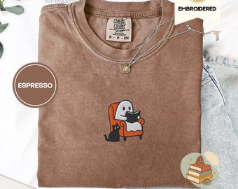 Gespenster Lesebuch T-Shirt, gesticktes Geister T-Shirt, gruseliges T-Shirt für Bücherwurm, Komfort Farben 1717, Halloween Leser T-Shirt, gemütliches Ghostcore Geschenk