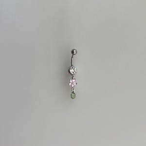 Puede incluir: Una taza de cerámica blanca con un diseño floral colorido. La taza tiene un asa y un borde ancho. Las flores son en tonos de rosa, morado y amarillo. Ideal para bebidas calientes.