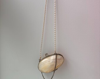 Médaillon Victorien Ancien En Camée Nacre - Collier Souvenir 30-35 Cm - Bijou Doré