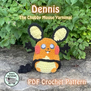 Könnte beinhalten: Gehäkeltes Plüschtier namens "Dennis" in Orange, Gelb, Schwarz und Rosa. Das Spielzeug hat große Ohren, einen runden Körper und einen Schwanz. Der Text auf dem Bild lautet "Dennis The Chubby Mouse Yarnimal" und "PDF Crochet Pattern."