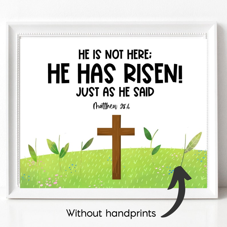 Pu&ograve; includere: Un cartello pasquale stampabile con una collina verde erbosa, una croce di legno marrone e il testo "HE IS NOT HERE: HE HAS RISEN! JUST AS HE SAID Matthew 28:6".