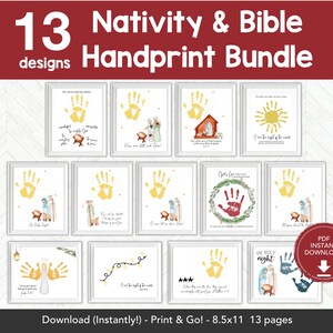 Op de afbeelding: Een verzameling van 13 ingelijste kunstafdrukken met handafdrukontwerpen met kerst- en bijbelthema's. Elke afdruk bevat een gele handafdruk, aquarel illustraties en inspirerende tekst. De afdrukken zijn 21,59 x 27,94 cm groot en direct te downloaden.