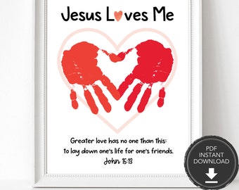 Puede incluir: Impresión de arte imprimible con un corazón rojo hecho de huellas de manos. El texto "Jesus Loves Me" está en la parte superior de la impresión. El texto "Greater love has no one than this: to lay down one's life for one's friends. John 15:13" está en la parte inferior de la impresión.