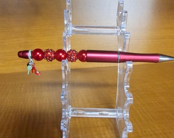 Roter Kugelschreiber mit High-Ferse-Charme