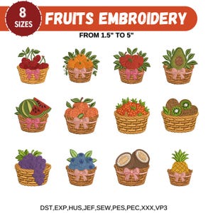 Könnte beinhalten: Stickmuster mit Früchten, darunter Kirschen, Orangen, Äpfel, Avocado, Wassermelone, Mandarinen, Erdbeeren, Kiwi, Trauben, Blaubeeren, Passionsfrucht und Ananas. Jede Frucht befindet sich in einem Korb mit einer rosa Schleife. Der Text lautet "FRUITS EMBROIDERY" und "VON 3,8 cm BIS 12,7 cm".